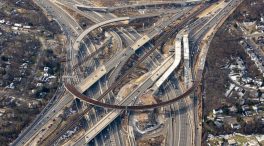 Ferrovial sale de pérdidas y gana 1.200 millones en 2021 gracias a la mejora del tráfico