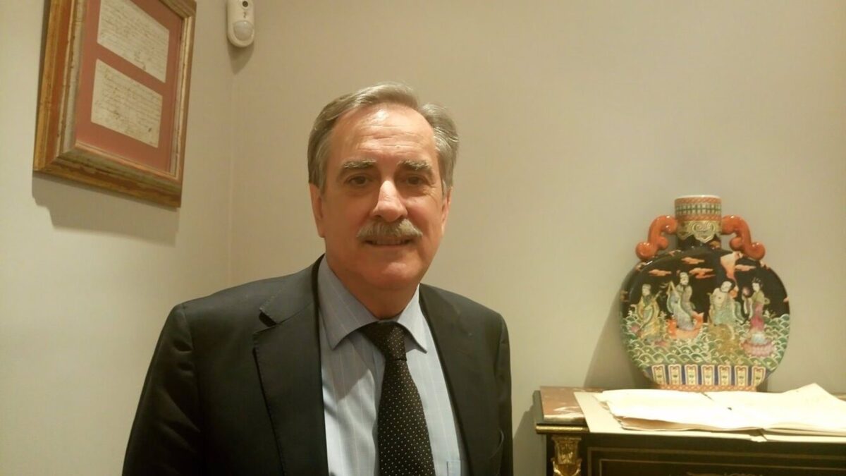 Escándalo en Duro Felguera: el exministro Valeriano Gómez ficha al dueño del despacho donde trabaja