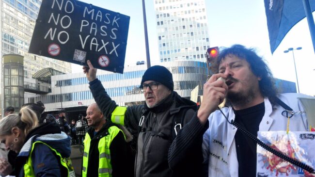 (VÍDEO) Las protestas de los camioneros contra las restricciones se saldan con 97 detenidos en París