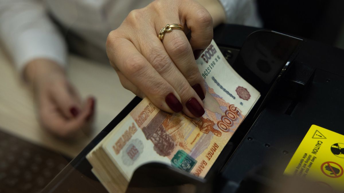 Caída histórica del rublo: se desploma casi un 30% por efecto de las sanciones