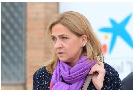 Así ha regresado la infanta Cristina de Abu Dabi: sola, triste y con su alianza de casada