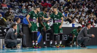 El árbitro que cambió el fútbol por el baloncesto