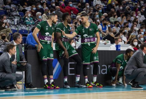 El árbitro que cambió el fútbol por el baloncesto