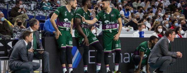 El árbitro que cambió el fútbol por el baloncesto