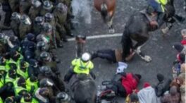 (VÍDEO) La policía montada canadiense arrolla a una anciana discapacitada en las protestas contra las restricciones de Ottawa