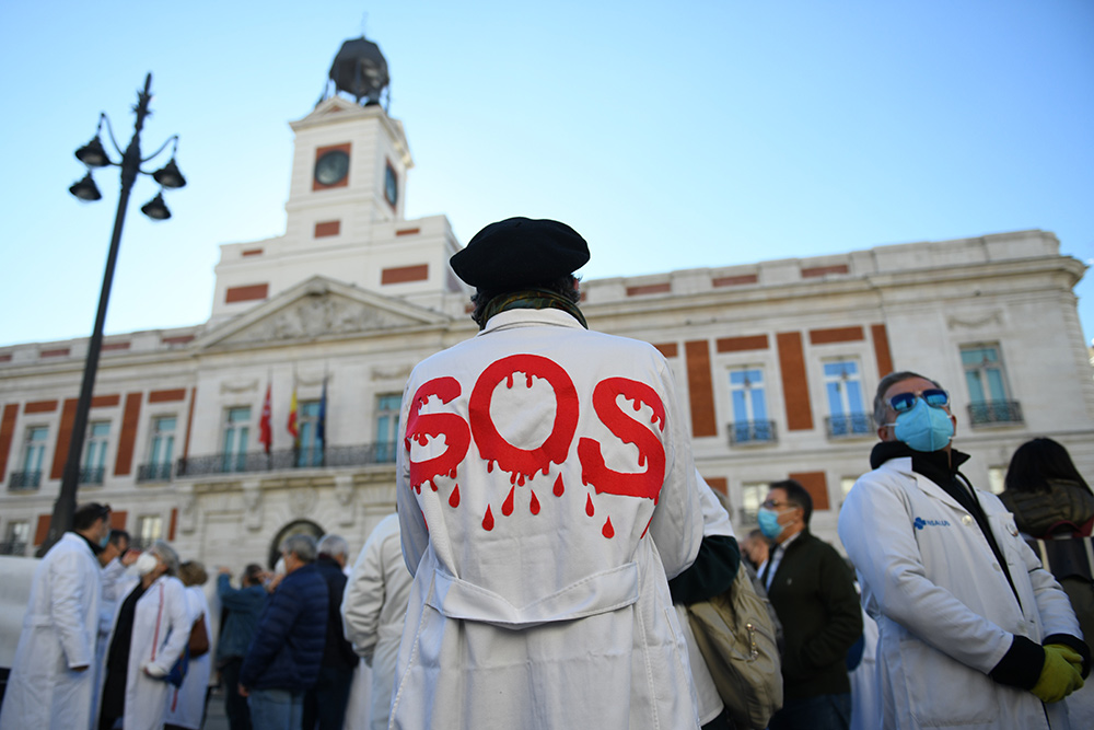 Francia busca médicos en España por 12.600 euros al mes, sin guardias y sin experiencia