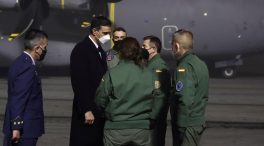 Sánchez recibe el avión con los marineros supervivientes y fallecidos