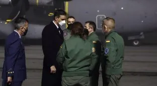 Sánchez recibe el avión con los marineros supervivientes y fallecidos