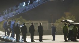 «Abatidos», así desembarcaron en Santiago los tres supervivientes del pesquero gallego