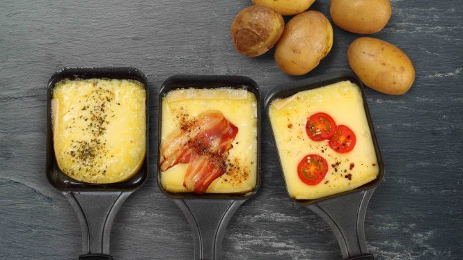 Cómo hacer una 'raclette' en casa: qué es y consejos para prepararla