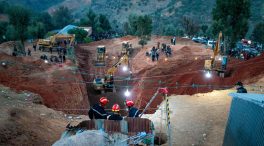 Los rescatistas se acercan a la profundidad del niño marroquí Rayan tras sortear una roca