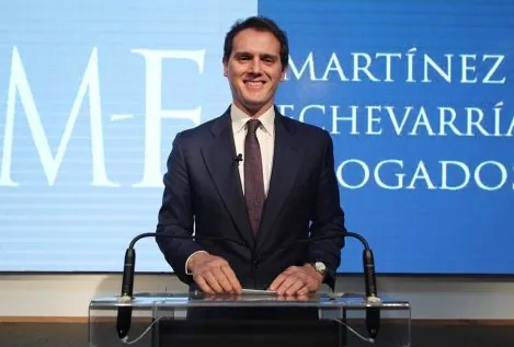 La polémica salida de Rivera del bufete complica su fichaje por el PP