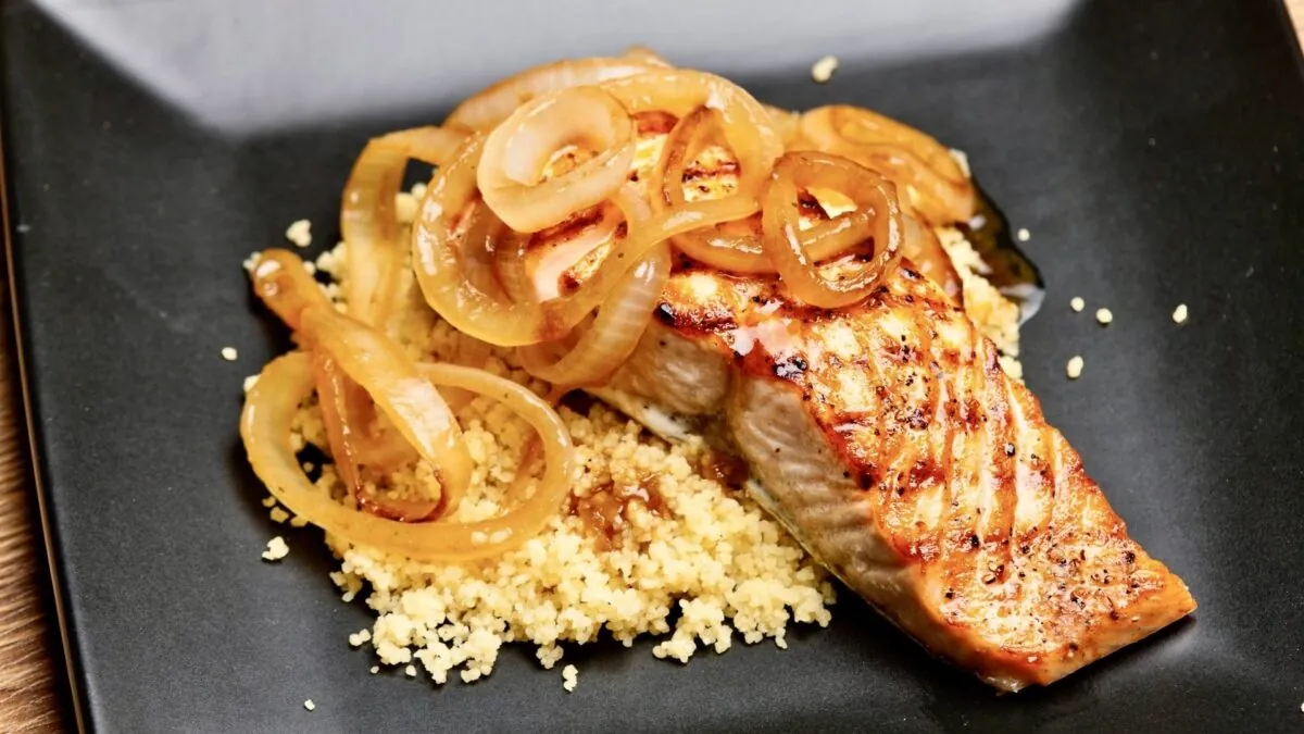 Salmón a la plancha con cuscús y cebolla caramelizada, una receta lista en 15 minutos