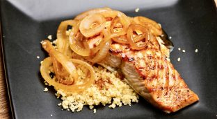 Salmón a la plancha con cuscús y cebolla caramelizada, una receta lista en 15 minutos