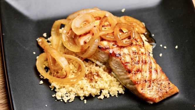 Salmón a la plancha con cuscús y cebolla caramelizada, una receta lista en 15 minutos