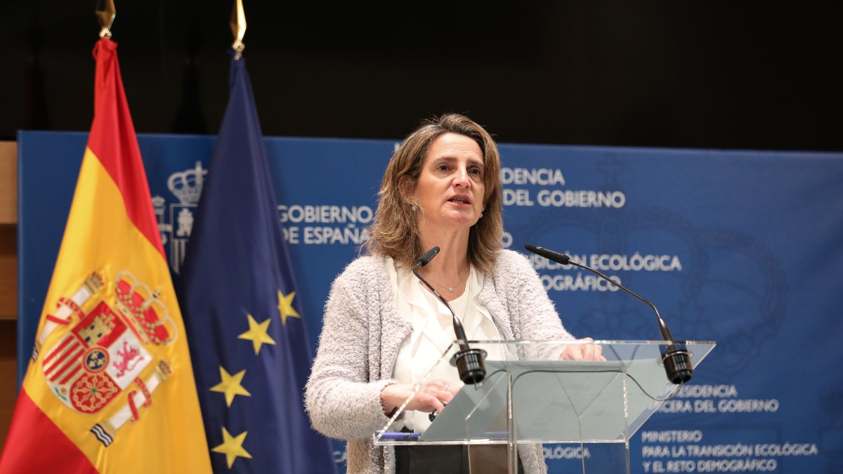 Ribera afirma que las medidas fiscales para abaratar la luz se mantendrán mientras sigan los precios altos