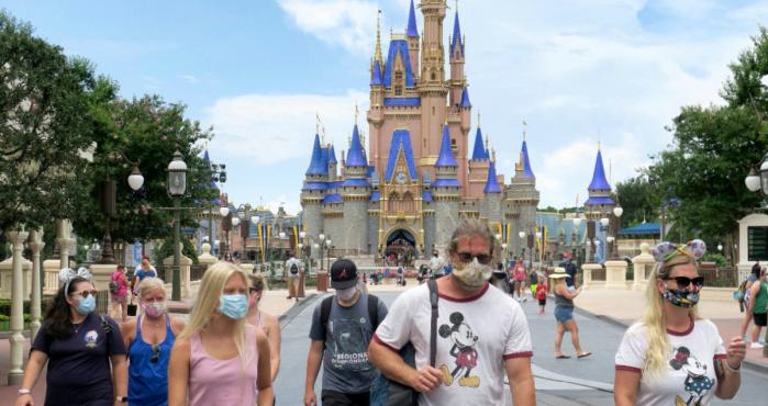 Los parques Disney en Orlando dejan de requerir mascarillas a los vacunados con la dosis completa