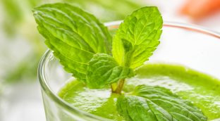 La receta del zumo verde del que todos hablan: ayuda a adelgazar la grasa del vientre