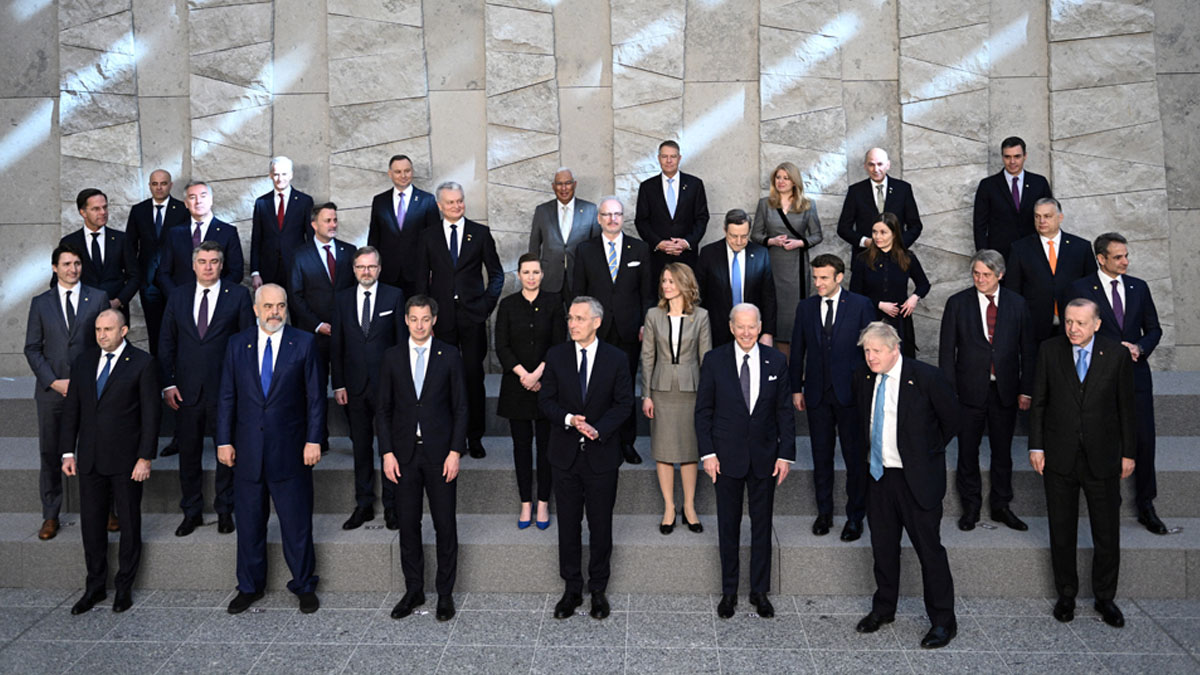 Diputados del PP se burlan de que Sánchez sea el «último de la fila» en la foto de la OTAN