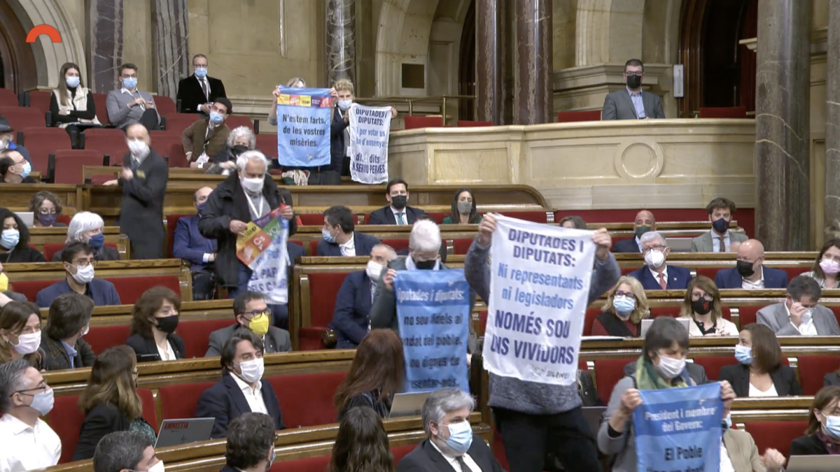 ‘Yayoflautas independentistas’ boicotean el pleno del Parlament: «Sois unos vividores»