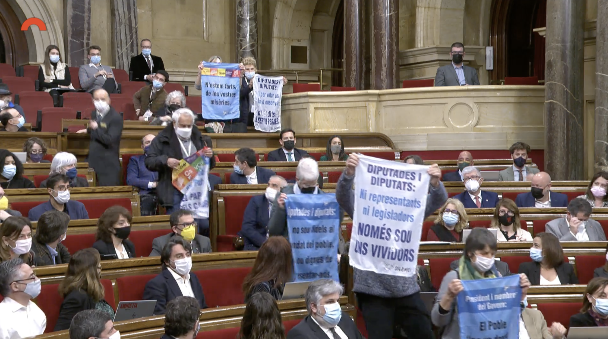 ‘Yayoflautas independentistas’ boicotean el pleno del Parlament: «Sois unos vividores»