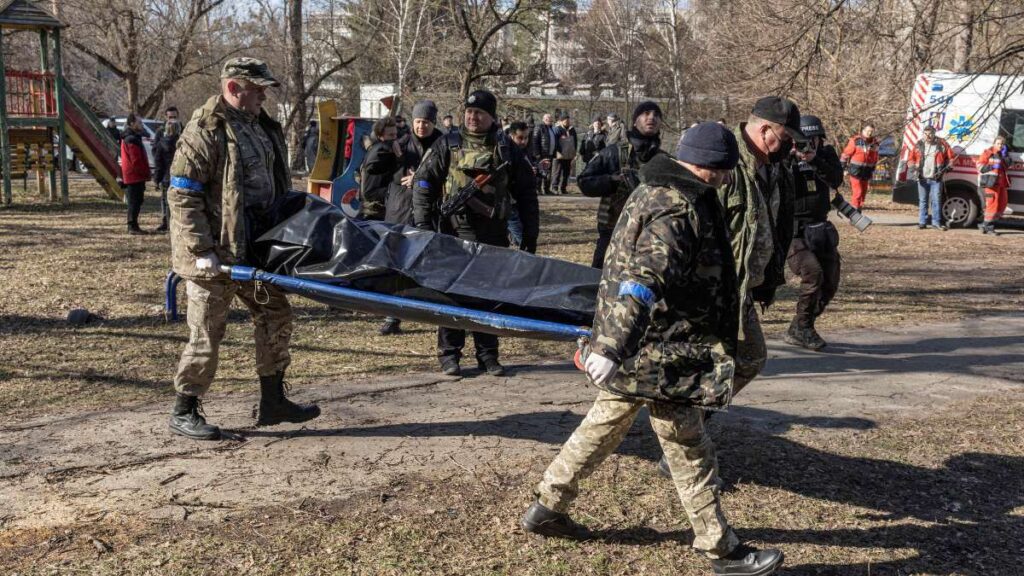 Ucrania denuncia un ataque ruso en una escuela que servía de refugio