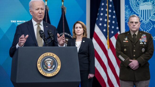 Biden envía drones y más armamento a Ucrania, a la que ayudará a adquirir sistemas antiaéreos "de mayor rango"