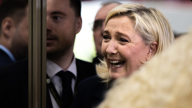 El Frente Nacional de Le Pen y Podemos coinciden en su rechazo a enviar armas a Ucrania