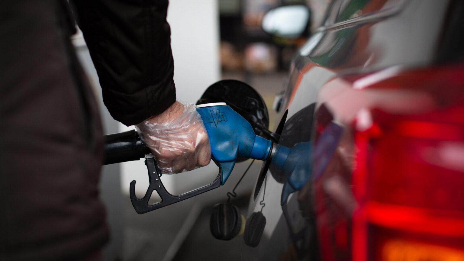 La gasolina y el gasóleo bajan un 1,68% y se rompen así 11 semanas de récords