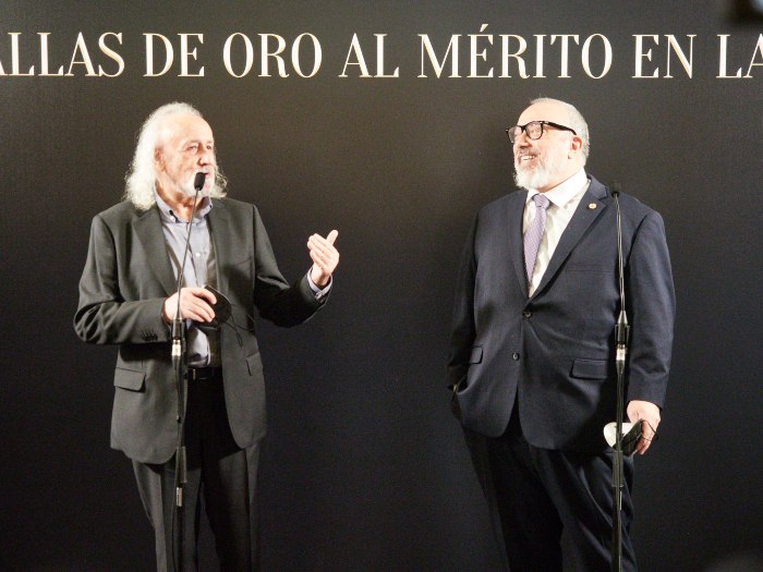 Los directores de cine Montxo Armendáriz y Álex de la Iglesia en el acto de entrega de las medallas de oro al Mérito en las Bellas Artes
