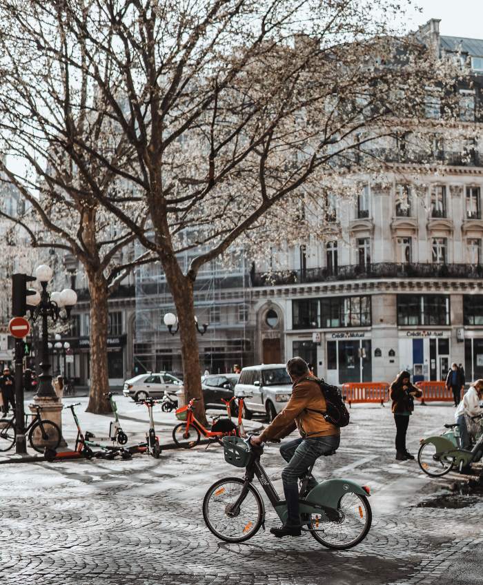 Un parisino circulando en bicicleta