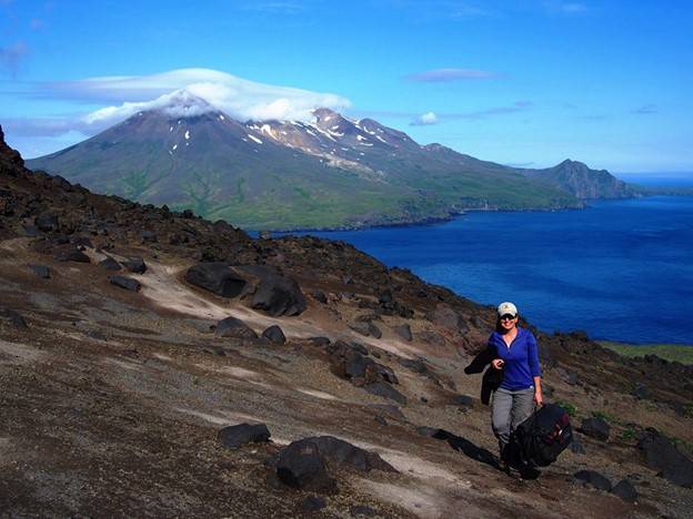 La geofísica Diana Roman, del Instituto Carnegie para la Ciencia, en el flanco del volcán Cleveland en 2016