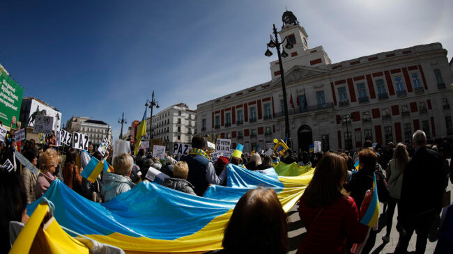 Los españoles dicen «sí» al envío de armas a Ucrania: el 64% está a favor