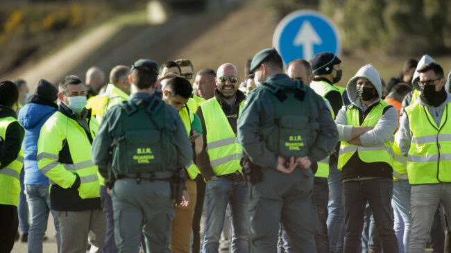 La Guardia Civil eleva el tono contra los «activistas» del transporte y amenaza con denuncias por reunión ilegal