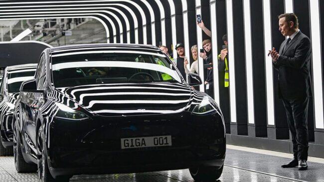 Elon Musk inaugura la gigafactoría de Tesla en Berlín con sus primeros coches alemanes