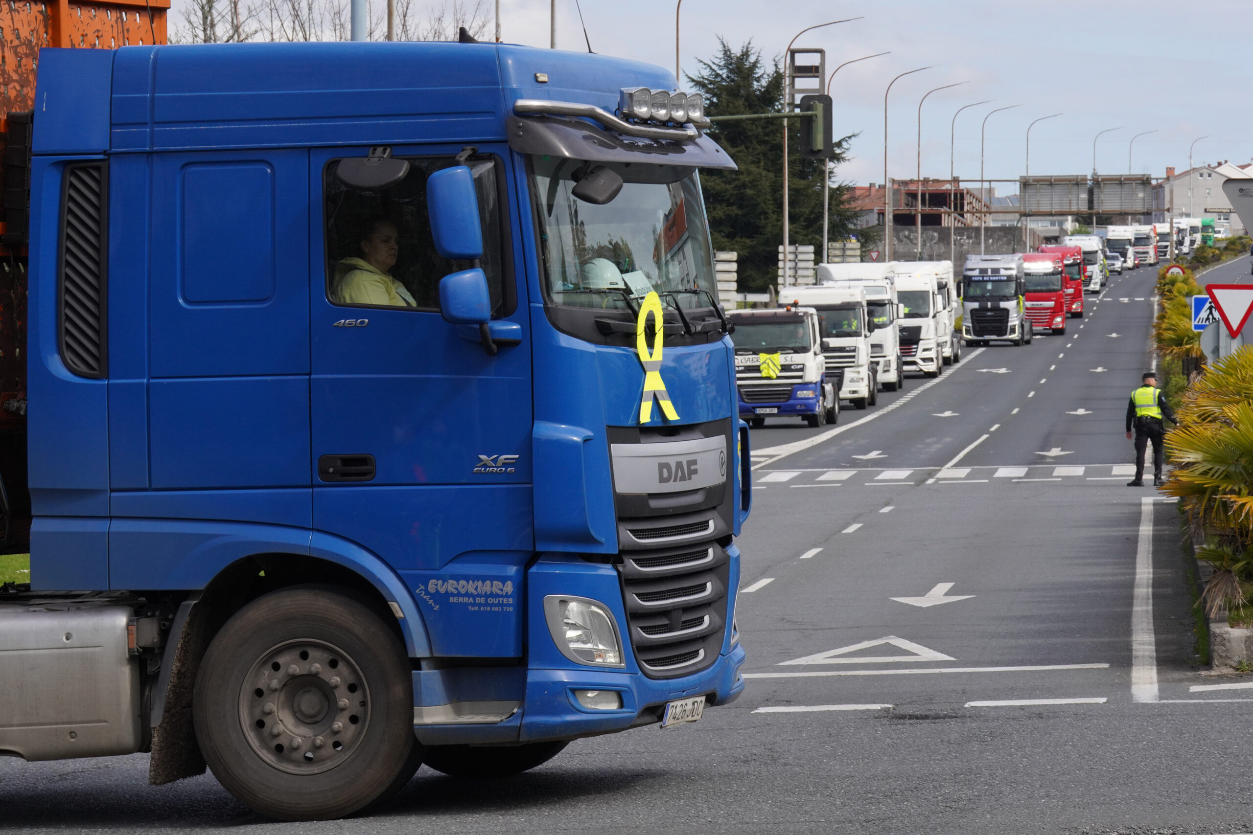 Se intensifican las negociaciones con transportistas bajo las críticas de la oposición