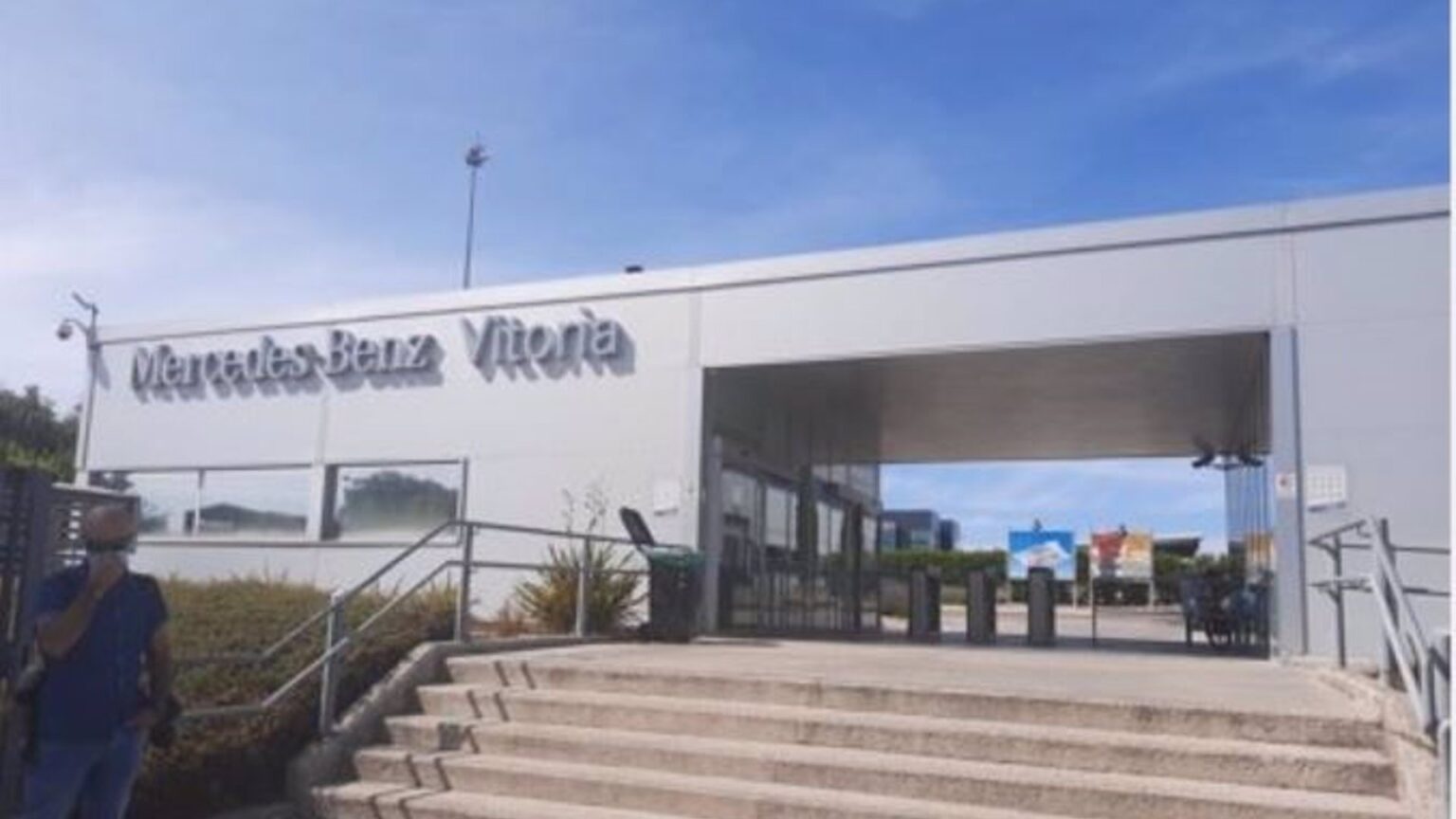 Mercedes-Benz Vitoria suspenderá su producción el próximo lunes por el suministro