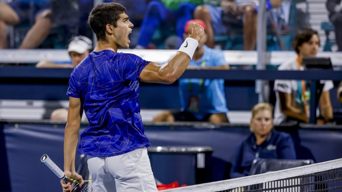 Carlos Alcaraz avanza a cuartos en Miami tras vencer a Stefanos Tsitsipas, número cinco del mundo