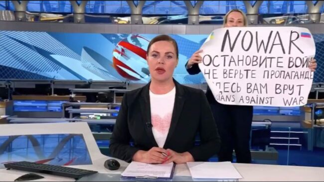 La periodista Marina Ovsiannikova, condenada a una multa tras su protesta en televisión