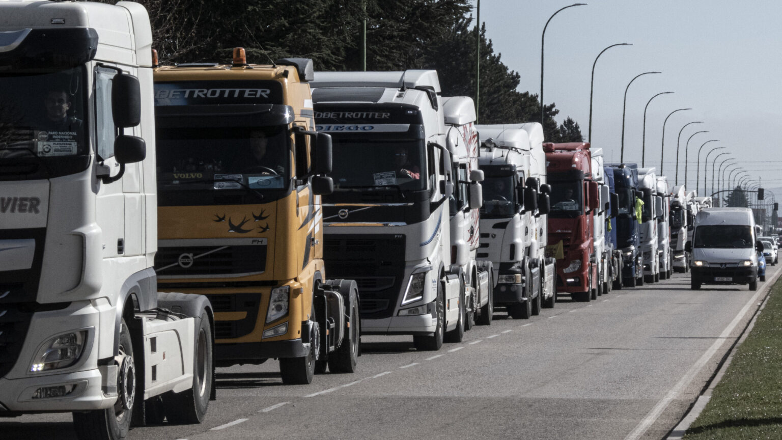 España necesita 15.000 transportistas para evitar problemas de desabastecimiento