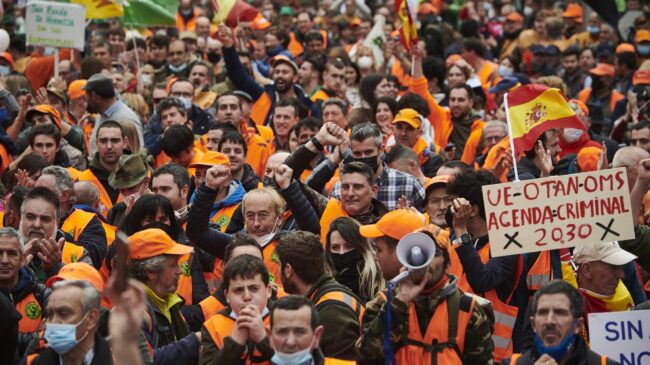 El campo se echa a la calle para cargar contra el Gobierno y pedir ayudas urgentes: entre 100.000 y 400.000 personas protestan en Madrid