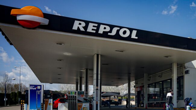 Repsol rebaja 10 céntimos por litro la gasolina a los transportistas en plena huelga