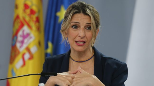 Yolanda Díaz se acerca a la 'jet set' televisiva afín al PSOE