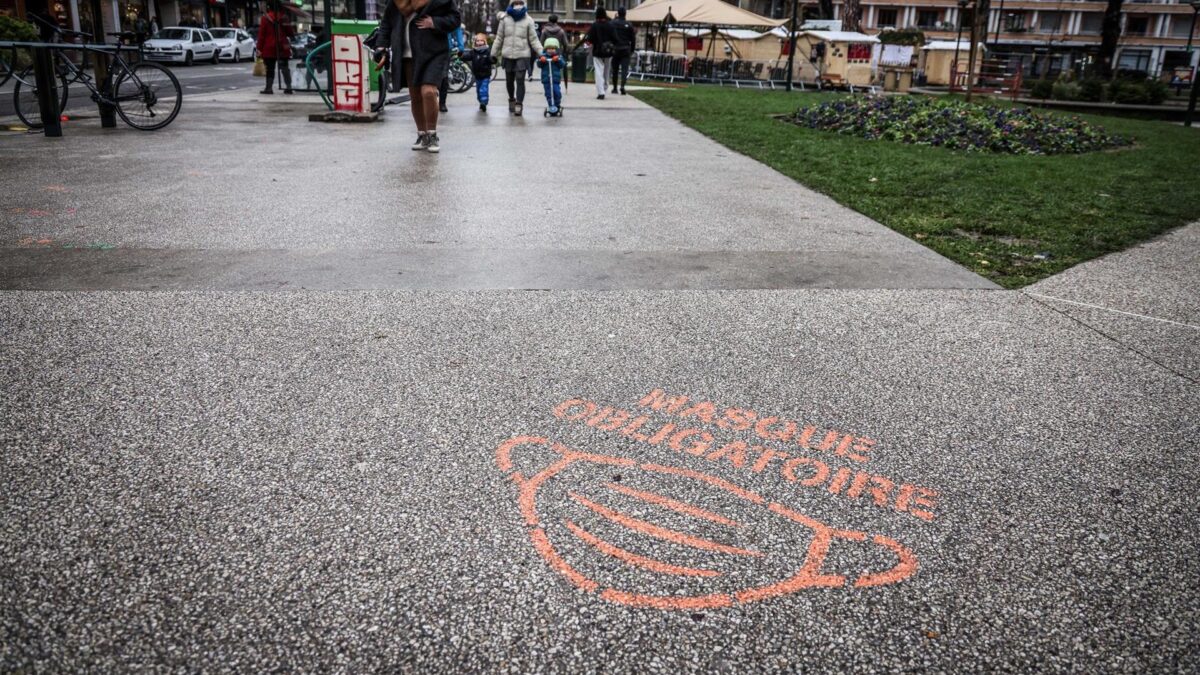 Francia anuncia el fin de la obligación de usar mascarilla en interiores y del certificado covid