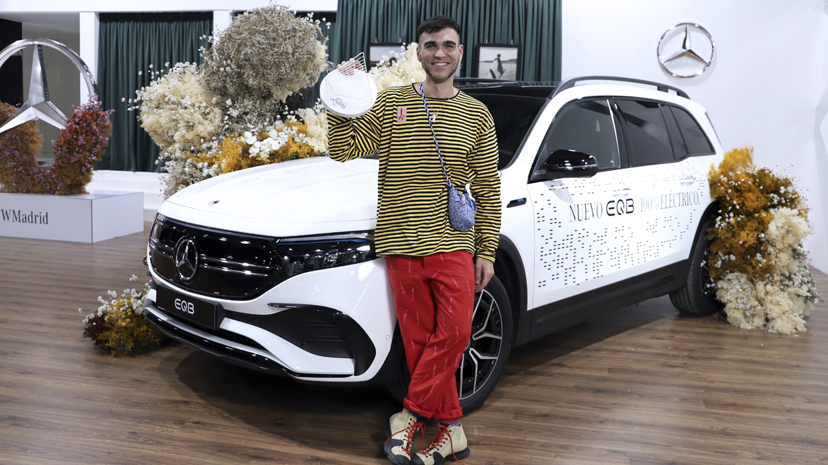 Gabriel Nogueiras de Rubearth con el galardón Mercedes-Benz Fashion Talent