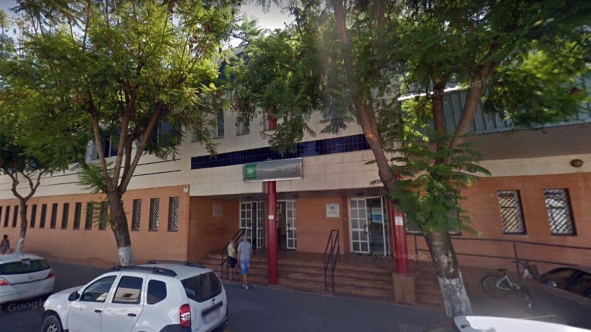 Un paciente le clava un bolígrafo en el pecho a un sanitario en Sevilla