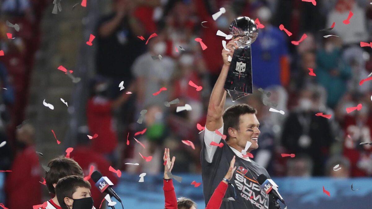 Tom Brady, ganador de siete anillos de la NFL, anuncia su retirada «para siempre»