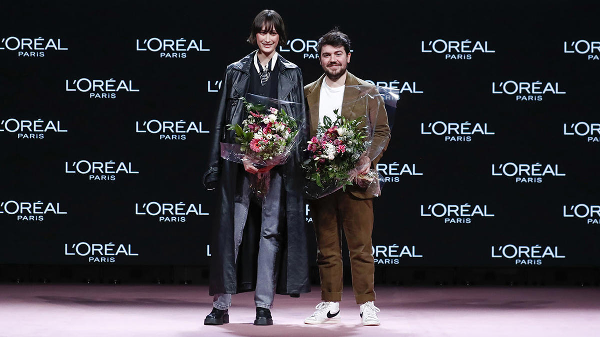 Jorge Redondo en el momento de recoger el premio L´Oréal París a la Mejor Colección