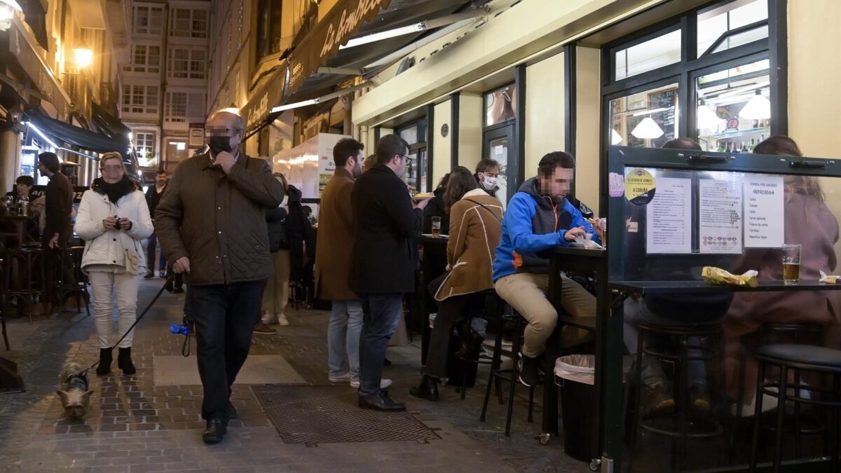 España suma 21.936 casos de covid, mientras la incidencia baja cinco puntos hasta 430