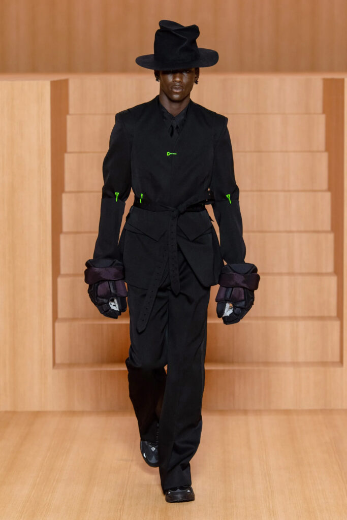 Propuesta de look completamente negro de Louis Vuitton